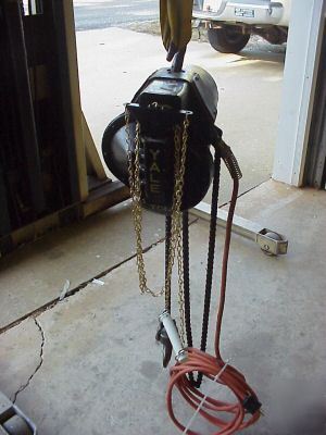 Yale 1/2 ton 120VAC chain hoist roller chain 15 fpm 