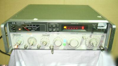 Hp 8640B signal generator with opt 001 002