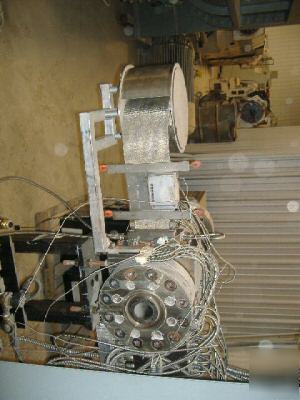 Extruder screener continuous motion
