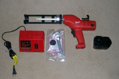 New milwaukee 6562-21 cordless caulking gun kit * * 14.4V