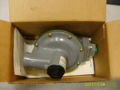 Fisher controls gas regulator 1-2.5 psig R522H-1 1/2