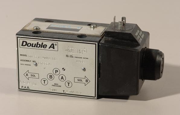 Double a directional control valve QJ5C10A3HS