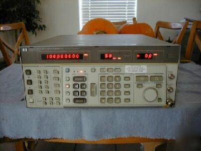 Hp - agilent 8662A synthesized signal generator w/man 