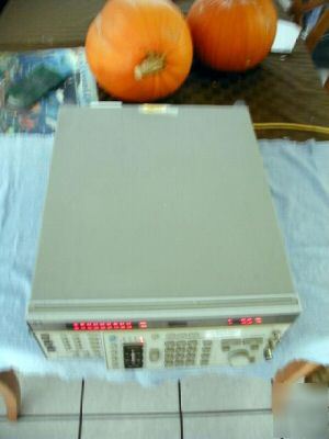 Hp - agilent 8662A synthesized signal generator w/man 