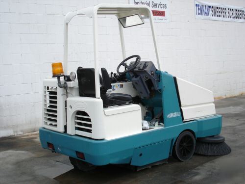 Tennant 6500 floor rider sweeper - nice machine clean