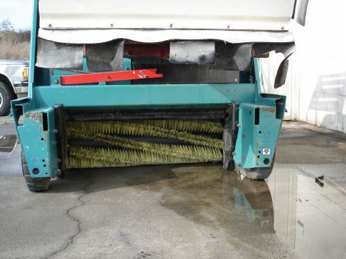 Tennant 6500 floor rider sweeper - nice machine clean