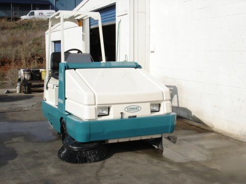 Tennant 6500 floor rider sweeper - nice machine clean