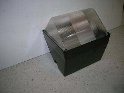 New 70 watt hps wallpack fixture with lamp