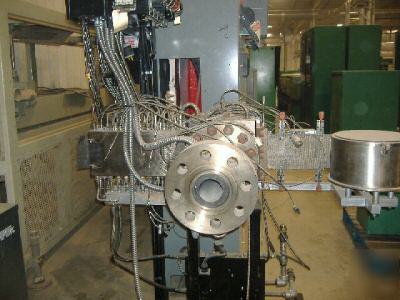 Extruder screener continuous motion