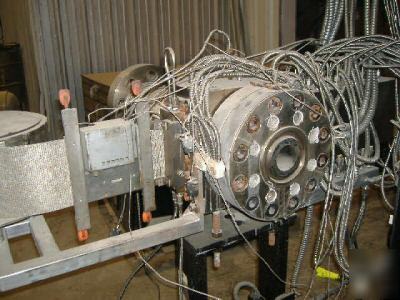 Extruder screener continuous motion
