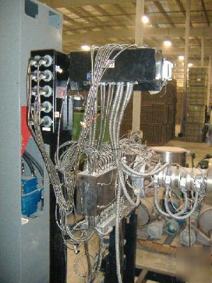 Extruder screener continuous motion