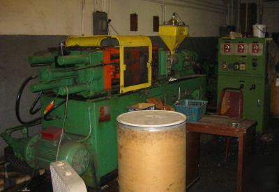 Plastic injection molding startup deal machine & molds